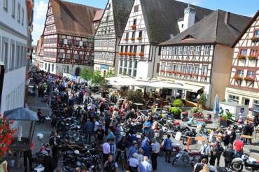 Das Bild zeigt das Oldtimer-Motorrad-Frühshoppen auf dem Marktplatz Oettingen.