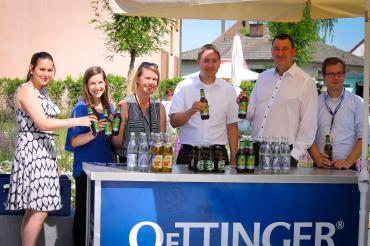 Stoßen mit dem neuen OeTTINGER Hanfkiss an: Jennifer Werner (Regionalmanagerin Landkreis Donau-Ries), Anja Friedel (Tourist Information Oettingen), Stefanie Regel (Regionalmanagerin Landkreis Ansbach), Landrat Dr. Jürgen Ludwig (Landkreis Ansbach), Brauerei-Geschäftsführer Bernhard Wenninger und Leiter der Stabsstelle Kreisentwicklung Klemens Heininger vor der OeTINGER Getränkebar (v.l.n.r.).