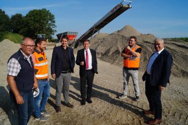 Abgebildete Personen (v.l.n.r.): Herr Kammer, Herr Hengstebeck, Tiefbauleiter Gerhard Schappin, Landrat Stefan Rößle, Bauleiter Florian Abspacher, Bürgermeister Hubert Eberle. 