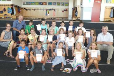 Aus den Händen von Bürgermeister Karl Malz sowie BLSV-Vertreter Werner Freißler erhielten zahlreiche Schüler der Tapfheimer Grundschule das Deutsche Sportabzeichen. 