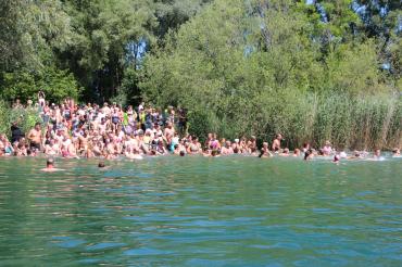 Bild wie die Teilnehmer ins Wasser gehen