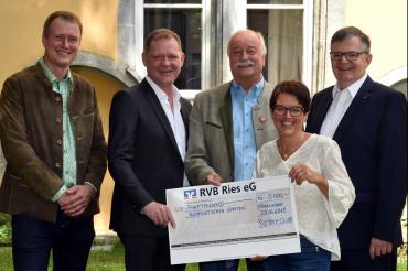 Bei der Spendenübergabe (von links): Hans-Georg Sigel (Stadtbaumeister und 2. Vorsitzender des Verschönerungsvereins), Präsident des Rotary Clubs Nördlingen Joachim Sigg, Oberbürgermeister Hermann Faul, Susanne Vierkorn (1. Vorsitzende Verschönerungsverein) und Paul W. Ritter (Vorstandsvorsitzender der Raiffeisen-Volksbank Ries eG)