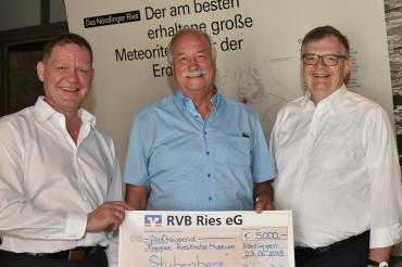 Bei der Spendenübergabe (von links): Rotarischer Präsident Joachim Sigg, Oberbürgermeister Hermann Faul und Vorstandsvorsitzender der Raiffeisen-Volksbank Ries eG Paul W. Ritter (ebenfalls für den RC Nördlingen dabei)