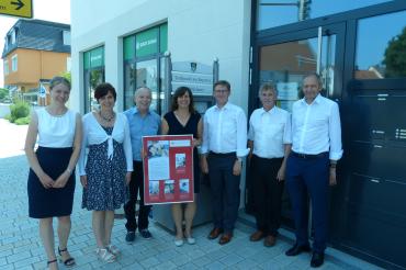 Das Bild zeigt (v. l. n. r.):  Cornelia Blässing, Doris Hiemeyer, Vorstand KJF Augsburg Stefan Leister, Margit Jeltsch, Landrat Stefan Rößle, 1. Bgm. Gerhard Martin, Adelbert Singer. 