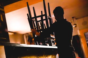 Die dunkle Seite einer Branche: In vielen Kneipen, Restaurants und Hotels wird noch immer der Mindestlohn unterlaufen. Die Gewerkschaft NGG fordert mehr Betriebskontrollen durch den Zoll.