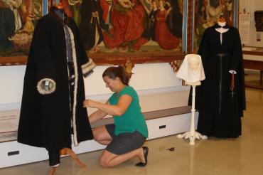 Sandra Wagner stellt ein historisches Gewand aus.