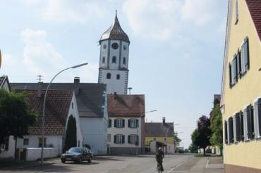 Das Wahrzeichen von Munningen: Der schiefe Turm. 