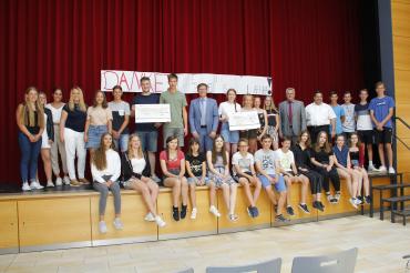 Landrat Stefan Rößle bedankte sich herzlich bei den Jugendlichen und betonte, wie sehr sich afrikanische Kinder über die neuen Schulen freuen würden. Auch Schulleiter, OStD Karl Auinger, zeigte sich sehr erfreut über das Engagement seiner Schüler.