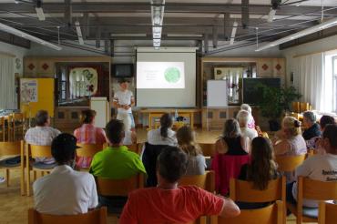 Aktivist Jan Sailer beim Fridays for Future Vortrag mit den Teilnehmern beim Tauschring Nördlingen.