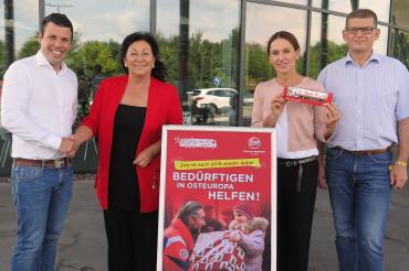 Zu sehen: Ulrich Kraus, Projektleiter, Christine Weber, Geschäftsführenden Direktorin der Firma Zott,  Michaela Matthäus, Leiterin Unternehmenskommunikation, Markus Kristen, Ortsbeauftragter der Johanniter in Donauwörth