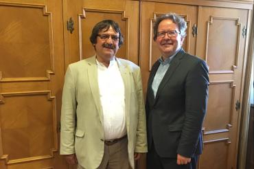 Das Bild zeigt Dr. Ottmar Seuffert (links) und Oberbürgermeister Armin Neudert (rechts). 