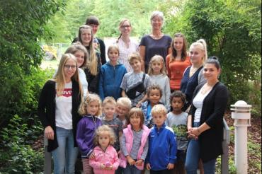 Auf dem Bild zu sehen ist Verwaltungsleitung Sandra Frey und Personalrätin Christiane West (oben Mitte v.l.n.r.) bedanken sich bei den Betreuerinnen der Ferienbetreuung am Stift: (rechts von oben nach unten) Vanessa Wiesenhöfer, Natalie Schmid, Lilly Dischinger, (links von oben nach unten) Lilija Papke, Sarah Bohne, und Melissa Lepp (ganz unten).