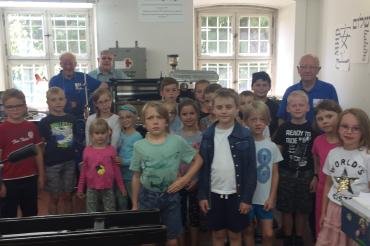 Auf dem Bild zu sehen ist; Das Ferienprogramm der Stadt Nördlingen in einer Druckerei.