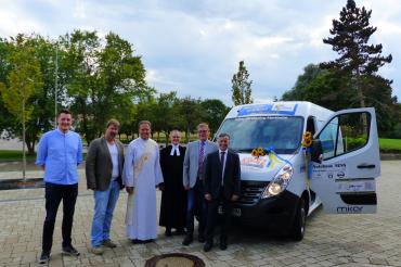 Auf dem Bild (v.l.n.r.) Jonathan Heise, mikar; Richard Meyer, Stadt Monheim; Diakon Thomas Rieger; evang. Pfarrer Günter Gastner; Karl-Heinz Kaiser, mikar; BGM Günther Pfefferer