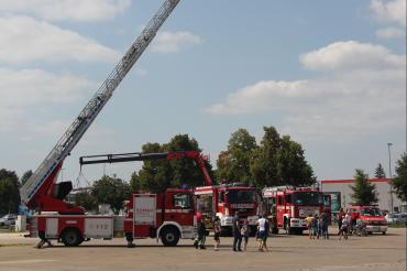 Auf dem Bild zu sehen ist der Blaulichtnachmittag beim Nördlinger Ferienprogramm. 