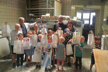 Zu sehen sind die Kinder beim Ferienprogramm in der Bäckerei Hummel 
