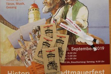 Einlassbändchen und Holzplaketten für das Stadtmauerfest Nördlingen