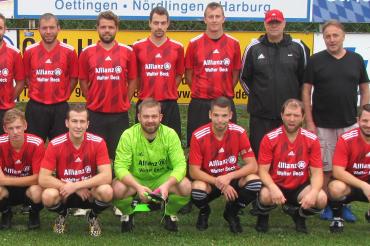 Abgebildet ist die erste Fußballmannschaft der SG Großsorheim/Hoppingen mit Sponsor Walter Beck (stehend, 1. von rechts)