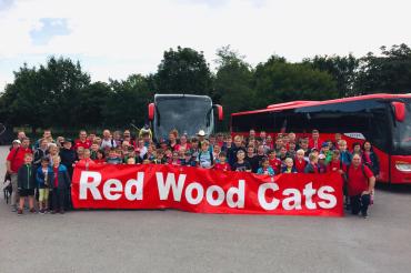 Auf dem Bild zu sehen ist der FC Bayern Fanclub Red Wood Cats beim Ferienprogramm im Skylinepark 