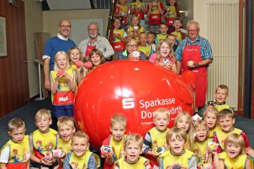 Unser Bild zeigt die jungen Akteure mit ihren selbst bemalten Sparschweinen. Mittendrin sind die Betreuer Hans Roßkopf, zweiter Bürgermeister der Stadt Wemding, und Klaus Carsten, Vorstand des VDK Wemding sowie Thomas Deuter von der Sparkasse Donauwörth, der die Teilnehmer durch das bunte KNAX-Programm am Vormittag begleitete (von rechts).