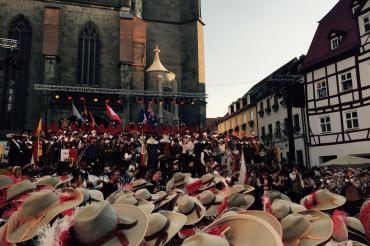 Zu sehen ist ein Ausschnitt vom Stadtmauerfest in Nördlingen