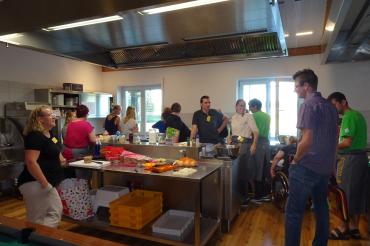 Zu sehen sind Teilnehmer des Inklusionszirkels beim gemeinsamen Kochen 