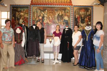 Auf dem Bild (v.l.n.r.): Martina Guckert „näh_mal“, Sandra Beck – 1. Vorsitzende Trachtenverein D‘ Rieser Nördlingen, Museumsleiterin Andrea Kugler M.A., Sandra Wagner von der Schneiderei Wagner und Uschi Rothgang von Rothgang Mode-Design