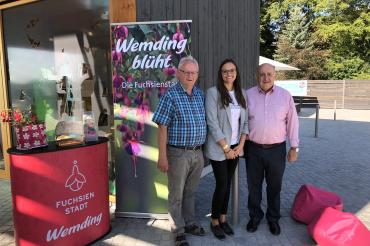 Auf dem Bild zu sehen: Tourismusleiterin Judith Strohhofer mit 2. Bürgermeister Johann Roßkopf und 3. Bürgermeister Gottfried Hänsel.