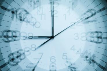 Auf dem Bild zu sehen eine symbolische Uhr zum Thema Überstunden