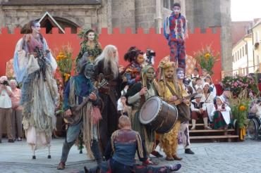 auf dem Bild sieht man die Akrobatik- und Musikgruppe "Entr'Act"