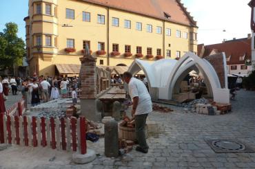 Bild zeigt Aufbauarbeiten für das Stadtmauerfest
