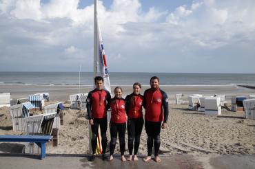 Jakob Roßkopf, Eva-Maria Aumiller, Anja Aumiller und Florian Fritsch nach einer Schwimmeinheit am Strand von Wangerooge.