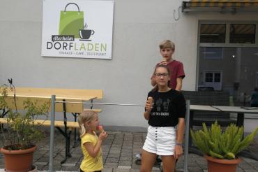 Junge Kunden testen das kostenlose Eis aus der Region. 