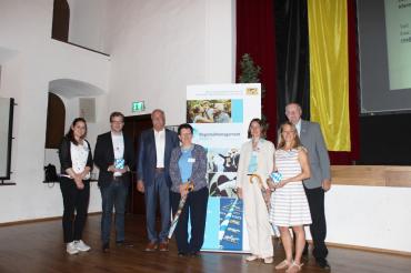 Auf dem Bild zu sehen V.l.n.r.: Regionalmanagerin Jennifer Werner, Leiter der Stabsstelle Kreisentwicklung Klemens Heininger, Oberbürgermeister der Stadt Nördlingen Hermann Faul, Leiterin des Referats Re-gionalmanagement im bayerischen Staatsministerium für Wirtschaft, Landesentwicklung und Energie, Mitarbeiterin des Referats Regionalmanagement Rita Walter, Konversionsmanage-rin Barbara Wunder und der stellvertretende Landrat des Landkreises Donau-Ries Reinhold Bittner.