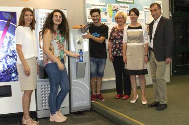 Auf dem Bild (von rechts): der stellvertretende Schulleiter Richard Strehle, Grünbeck-Personalleiterin Sandra Stricker, Schulleiterin Doris Barth-Rieder, die Schüler Emmanuel und Bleona sowie Grünbeck-Mitarbeiterin Sandra Jaud