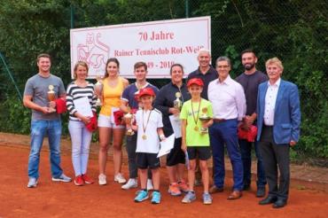 Das Foto zeigt die Rainer Stadtmeister 2019 (von links) Stefan Niedermayer (Herren), Sabine Niedermayer und Jana Stoll (Damen Doppel) Vinzenz Nitsche (Junioren), Julian Glashauser (Midcourt), Annika Krebs (Damen), Julian Plewka (Knaben), Sportwart Gerd Böttcher, Vorsitzenden Anton Reiter, Manuel Schmidkunst (Herren Trostrunde) und Rains Bürgermeister Gerhard Martin. 