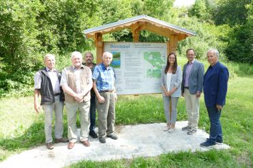 Das Bild zeigt (v. l. n. r.): Gerhard Schneid, Andreas Grau, Initiator Anton Laber jun., Erich Puchinger, Tourismusleiterin Judith Strohhofer, Bürgermeister Dr. Martin Drexler und Theo Knoll