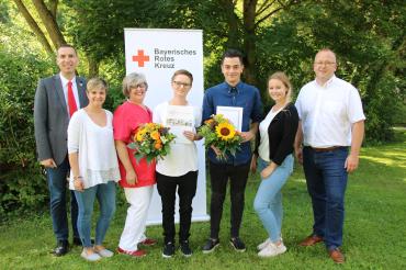 Auf dem Foto sind zu sehen (v.l.): Arthur Lettenbauer Kreisgeschäftsführer, Jennifer Sax Pflegedienstleiterin, Marianne Beierle Mentorin, Juliana Thurian, Jiannis Karapanagiotidis, Eileen Stelzenmüller Mentorin, Timo Böllmann Einrichtungsleiter