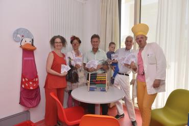 Zu sehen sind Vorsitzenden des Vereins "Kinder wollen leben, spielen, lachen" bei der Spendenübergabe