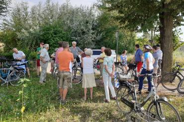 Zu sehen sind Andreas Mayer und Teilnehmer an der CSU Radtour