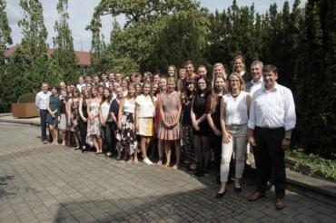 Zu sehen sind die Abschluss-Azubis von 2019