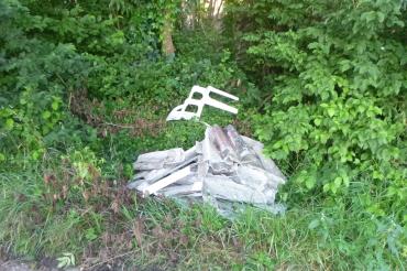 Auf dem Bild zu sehen ist illegal abgeladener Müll.