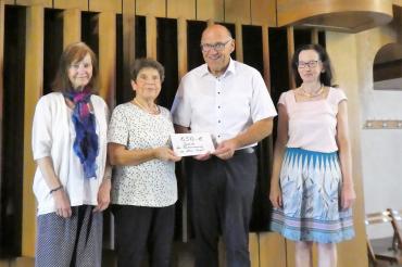 Auf dem Bild zu sehen ist v.l.: Jutta Katzl, Brigitte Leitmeir, Pfarrer Robert Neuner, Organistin Maria Steffek vor der Klais-Orgel im Donauwörther Liebfrauenmünster