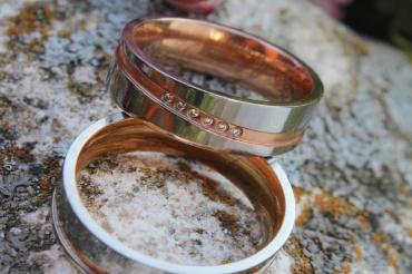 Auf dem Bild zu sehen sind Ehreringe