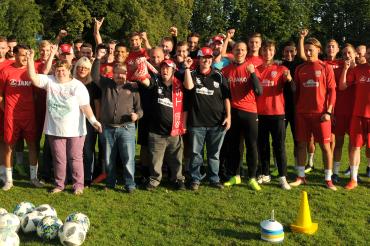 Auf dem Bild zu sehen ist die 1. Mannschaft des TSV Rain mit den Bewohnern der Stiftung St. Johannens 