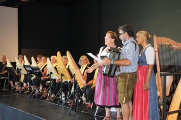 Auf dem Bild zu sehen ist, Viktoria Raab, Eva Maria Kirschner, Hans Löffler und die Feenzupfer aus Schweinspoint