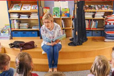 zu sehen ist ein Ausschnitt aus der Vorlesestunde in der Stadtbibliothek Donauwörth 