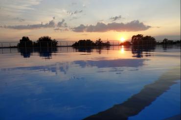 Das Bild zeigt das Donauwörther Freibad in der Abendsonne