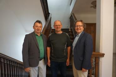 Das Bild zeigt den Oberbürgermeister Armin Neudert und Umweltreferent Albert Riedelsheimer gratulieren dem diesjährigen „Stadtradeln-Star“ Wolfgang Klinger zu 741 geradelten Kilometern.