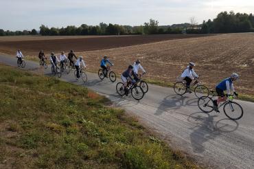 Das Bild zeigt das Pink Ribbon Radteam